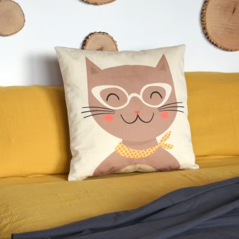 Cojín de 50 centímetros fabricado con sarga de algodón orgánico, con la ilustración Gata gafas de Cecilia Plaza.