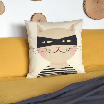 Cojín de 50 centímetros fabricado con sarga de algodón orgánico, con la ilustración Gato ladrón de Cecilia Plaza.