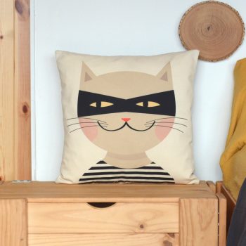 Cojín de 50 centímetros fabricado con sarga de algodón orgánico, con la ilustración Gato ladrón de Cecilia Plaza.