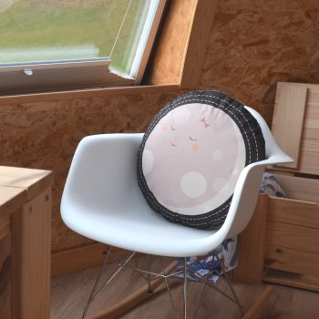 Cojín redondo de 50 centímetros de diámetro fabricado con sarga de algodón orgánico, con la ilustración Luna de Cecilia Plaza.