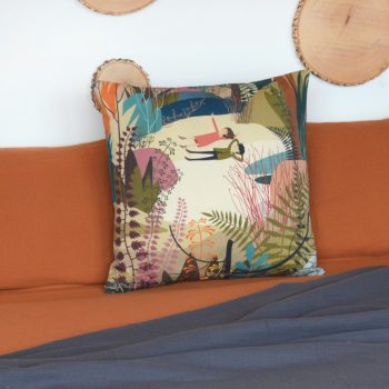 Cojín de 50 centímetros fabricado con sarga de algodón orgánico, con la ilustración Pareja tumbada de Cecilia Plaza.