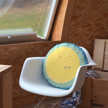 Cojín redondo de 50 centímetros de diámetro fabricado con sarga de algodón orgánico, con la ilustración Sol de Cecilia Plaza.