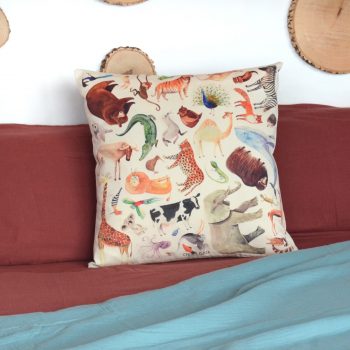 Cojín de 50 centímetros fabricado con sarga de algodón orgánico, con la ilustración Animales ABC de Cecilia Plaza.