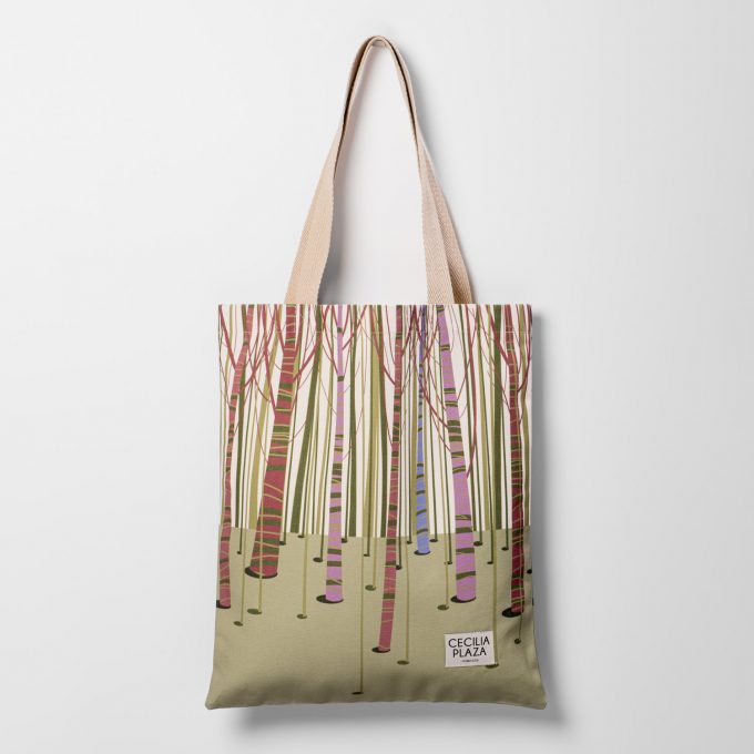 Bolsa tipo Totebag hecha con tela reciclada de botellas de plástico y estampada con el diseño de Cecilia Plaza: Silueta árboles