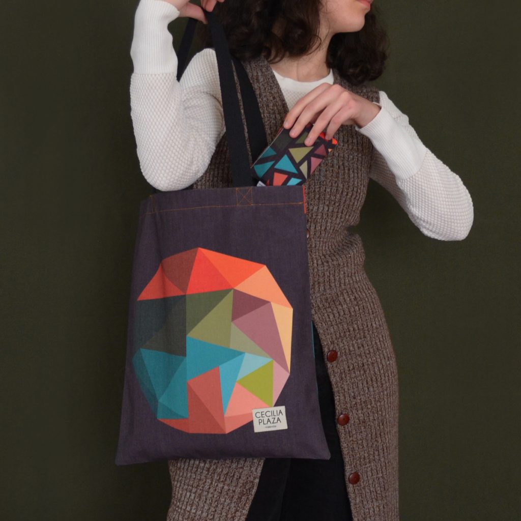 Totebag Poliedro Negro, ilustrado por Cecilia Plaza