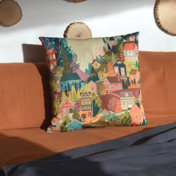 Cojín de 50 centímetros fabricado con sarga de algodón orgánico, con la ilustración Casas en la montaña de Cecilia Plaza.