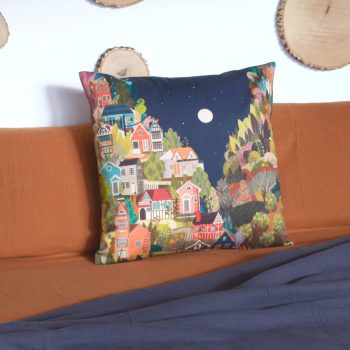 Cojín de 50 centímetros fabricado con sarga de algodón orgánico, con la ilustración Noche en la montaña de Cecilia Plaza.