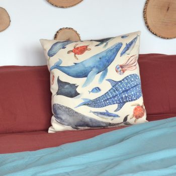 Cojín de 50 centímetros fabricado con sarga de algodón orgánico, con la ilustración Marino de Cecilia Plaza.