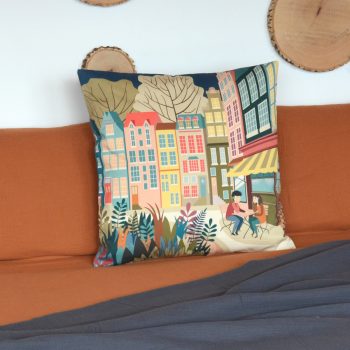 Cojín de 50 centímetros fabricado con sarga de algodón orgánico, con la ilustración Pareja en el café de Cecilia Plaza.