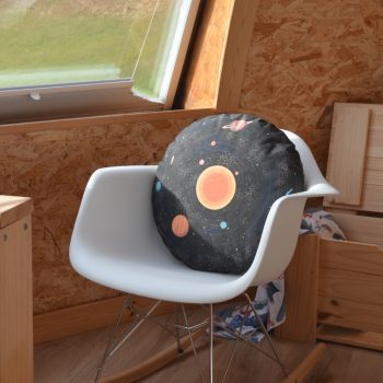 Cojín redondo de 50 centímetros de diámetro fabricado con sarga de algodón orgánico, con la ilustración Sistema solar de Cecilia Plaza.