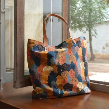 Bolso Shopping de algodón con diseño Bosque vasco, ilustrado por Cecilia Plaza y hecho en España.