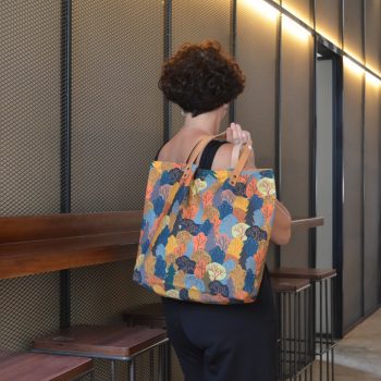 Bolso Shopping de algodón con diseño Bosque vasco, ilustrado por Cecilia Plaza y hecho en España.