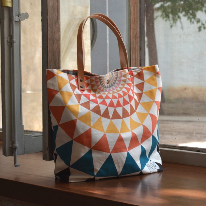 Bolso Shopping de algodón con diseño Geométrico bright, ilustrado por Cecilia Plaza y hecho en España.