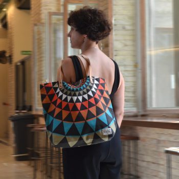Bolso Shopping de algodón con diseño Geométrico dark, ilustrado por Cecilia Plaza y hecho en España.