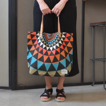 Bolso Shopping de algodón con diseño Geométrico dark, ilustrado por Cecilia Plaza y hecho en España.