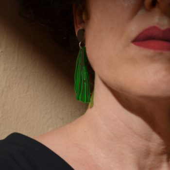 Pendientes ligeros de metacrilato y cierre de plata 925 con el diseño Alga Verde Negro, de CeciliaPlaza