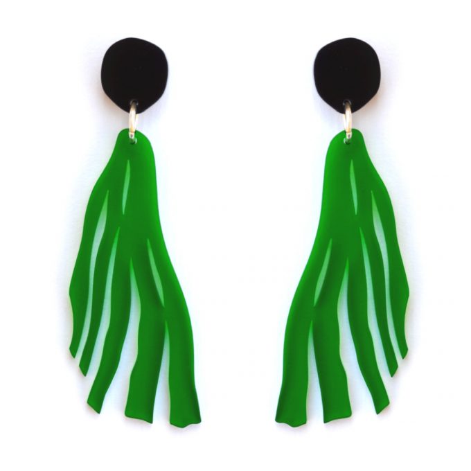 Pendientes ligeros de metacrilato y cierre de plata 925 con el diseño Alga Verde Negro, de CeciliaPlaza