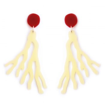 Pendientes ligeros de metacrilato y cierre de plata 925 con el diseño Coral Beis Rojo, de CeciliaPlaza