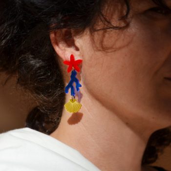 Pendientes ligeros de metacrilato y cierre de plata 925 con el diseño Estrella Alga Concha, de CeciliaPlaza