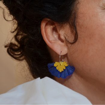 Pendientes ligeros de metacrilato con aro antialérgico con el diseño Ginkgo-parra Azul Dorado, de CeciliaPlaza