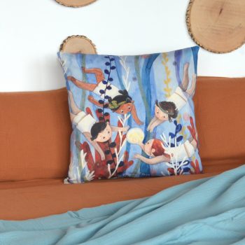 Cojín de 50 centímetros fabricado con sarga de algodón orgánico, con la ilustración Buceando de Cecilia Plaza.