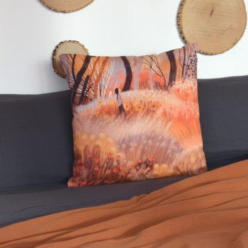 Cojín de 50 centímetros fabricado con sarga de algodón orgánico, con la ilustración Campo rosso de Cecilia Plaza.