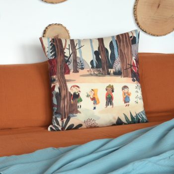 Cojín de 50 centímetros fabricado con sarga de algodón orgánico, con la ilustración Cápsula del tiempo de Cecilia Plaza.