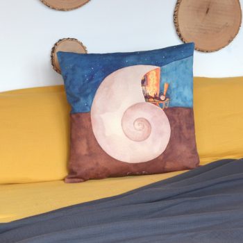 Cojín de 50 centímetros fabricado con sarga de algodón orgánico, con la ilustración Caracola de Cecilia Plaza.