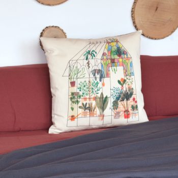 Cojín de 50 centímetros fabricado con sarga de algodón orgánico, con la ilustración Invernadero de Cecilia Plaza.