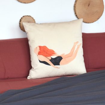 Cojín de 50 centímetros fabricado con sarga de algodón orgánico, con la ilustración Cuídate de Cecilia Plaza.