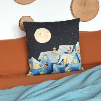 Cojín de 50 centímetros fabricado con sarga de algodón orgánico, con la ilustración Tejados de Cecilia Plaza.