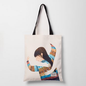 Bolsa tipo Totebag hecha con tela reciclada de botellas de plástico y estampada con el diseño de Cecilia Plaza: Abraza