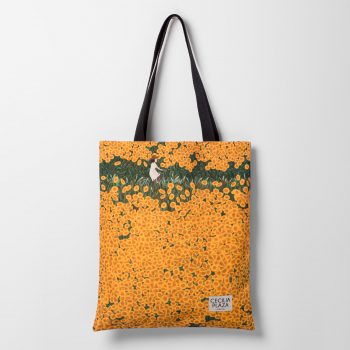 Bolsa tipo Totebag hecha con tela reciclada de botellas de plástico y estampada con el diseño de Cecilia Plaza: Girasoles