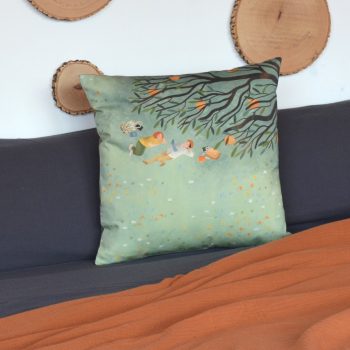 Cojín de 50 centímetros fabricado con sarga de algodón orgánico, con la ilustración A la sombra de Cecilia Plaza.