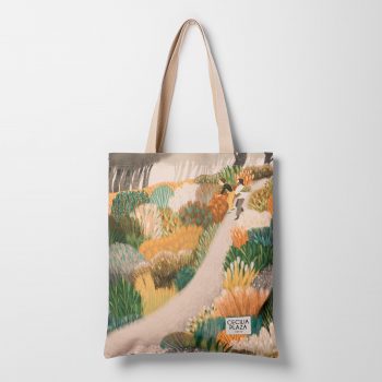 Bolsa tipo Totebag hecha con tela reciclada de botellas de plástico y estampada con el diseño de Cecilia Plaza: Camino