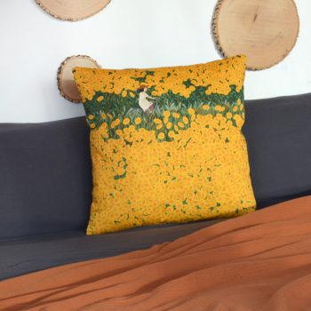 Cojín de 50 centímetros fabricado con sarga de algodón orgánico, con la ilustración Girasoles de Cecilia Plaza.