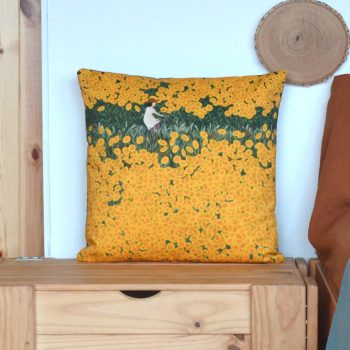 Cojín de 50 centímetros fabricado con sarga de algodón orgánico, con la ilustración Girasoles de Cecilia Plaza.