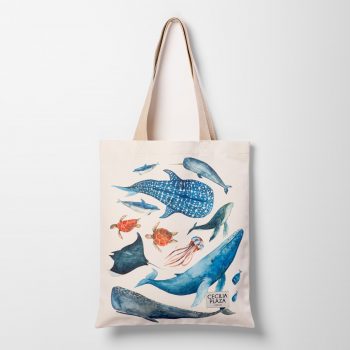 Bolsa tipo Totebag hecha con tela reciclada de botellas de plástico y estampada con el diseño de Cecilia Plaza: Marino