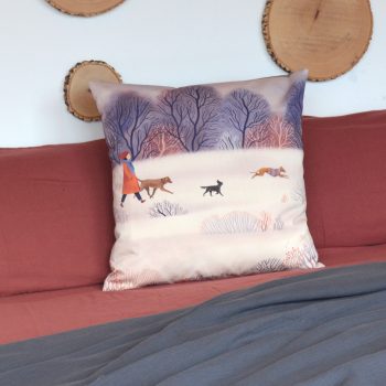 Cojín de 50 centímetros fabricado con sarga de algodón orgánico, con la ilustración Nieve de Cecilia Plaza.