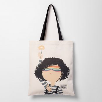 Bolsa tipo Totebag hecha con tela reciclada de botellas de plástico y estampada con el diseño de Cecilia Plaza: Personita arcoíris