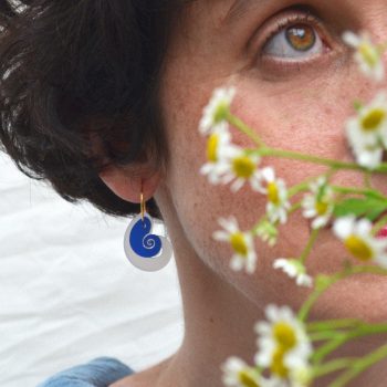 Pendientes ligeros de metacrilato con aro Oro 24k con el diseño Caracolas Blanca Azul, de CeciliaPlaza