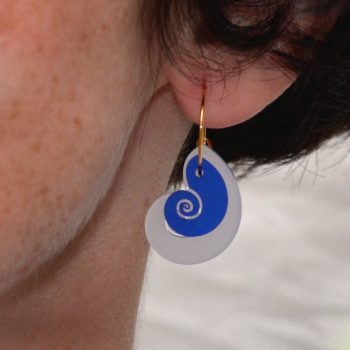 Pendientes ligeros de metacrilato con aro en Oro 24k con el diseño Caracolas Blanca Azul, de CeciliaPlaza