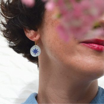 Pendientes ligeros de metacrilato con aro en Oro 24k con el diseño Estrelluna Aguamarina Azul, de CeciliaPlaza