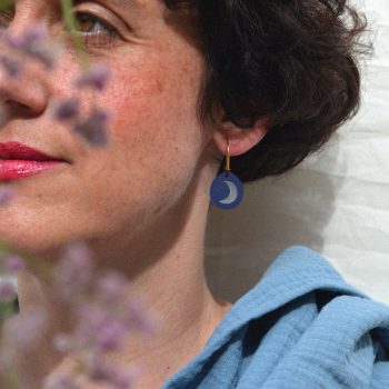 Pendientes ligeros de metacrilato con aro en Oro 24k con el diseño Estrelluna Azul Aguamarina, de CeciliaPlaza