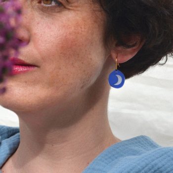 Pendientes ligeros de metacrilato con aro en Oro 24k con el diseño Estrelluna Azul 2-piezas, de CeciliaPlaza