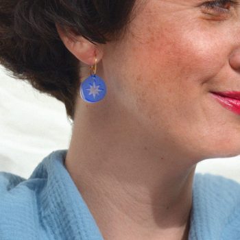 Pendientes ligeros de metacrilato con aro en Oro 24k con el diseño Estrelluna Azul 2-piezas, de CeciliaPlaza