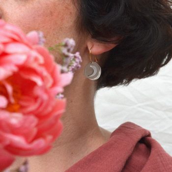 Pendientes ligeros de metacrilato con aro en Oro 24k con el diseño Estrelluna Gris 2-piezas, de CeciliaPlaza