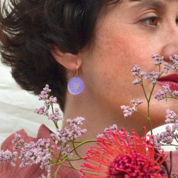 Pendientes ligeros de metacrilato con aro en Oro 24k con el diseño Estrelluna Lila 2-piezas, de CeciliaPlaza