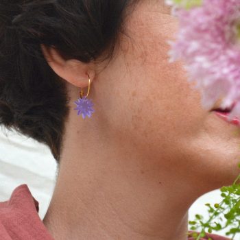 Pendientes ligeros de metacrilato con aro en Oro 24k con el diseño Lutrella Aguamarina Lila, de CeciliaPlaza