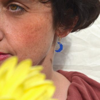 Pendientes ligeros de metacrilato con aro en Oro 24k con el diseño Lutrella Azul Citrus, de CeciliaPlaza